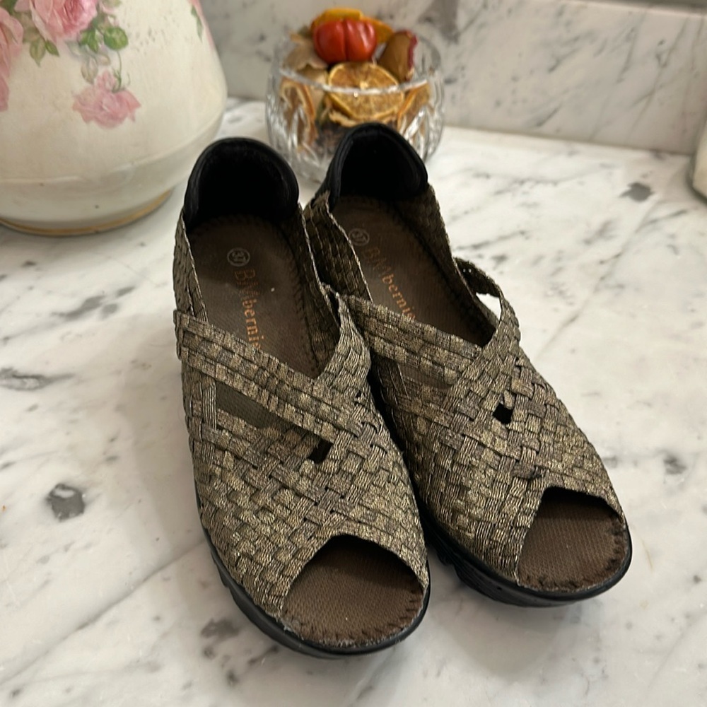 Bernie Mev Platform Wedge Metallic Black/Gold Stretch Top Sz 37 worn a few times
